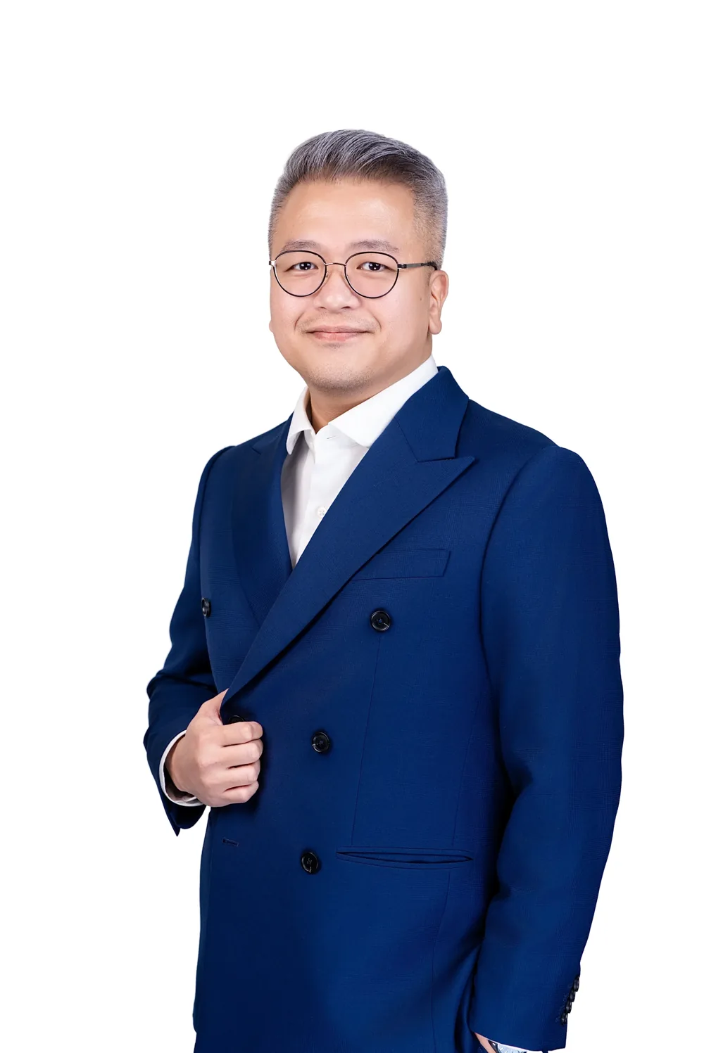 Potret bisnis seorang eksekutif berjas biru tua dengan latar putih